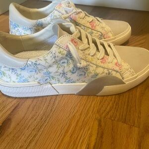 Brand new Dolce Vita Cream Floral Sneakers